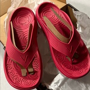 Vionic Women's Vibrant Red Sandals